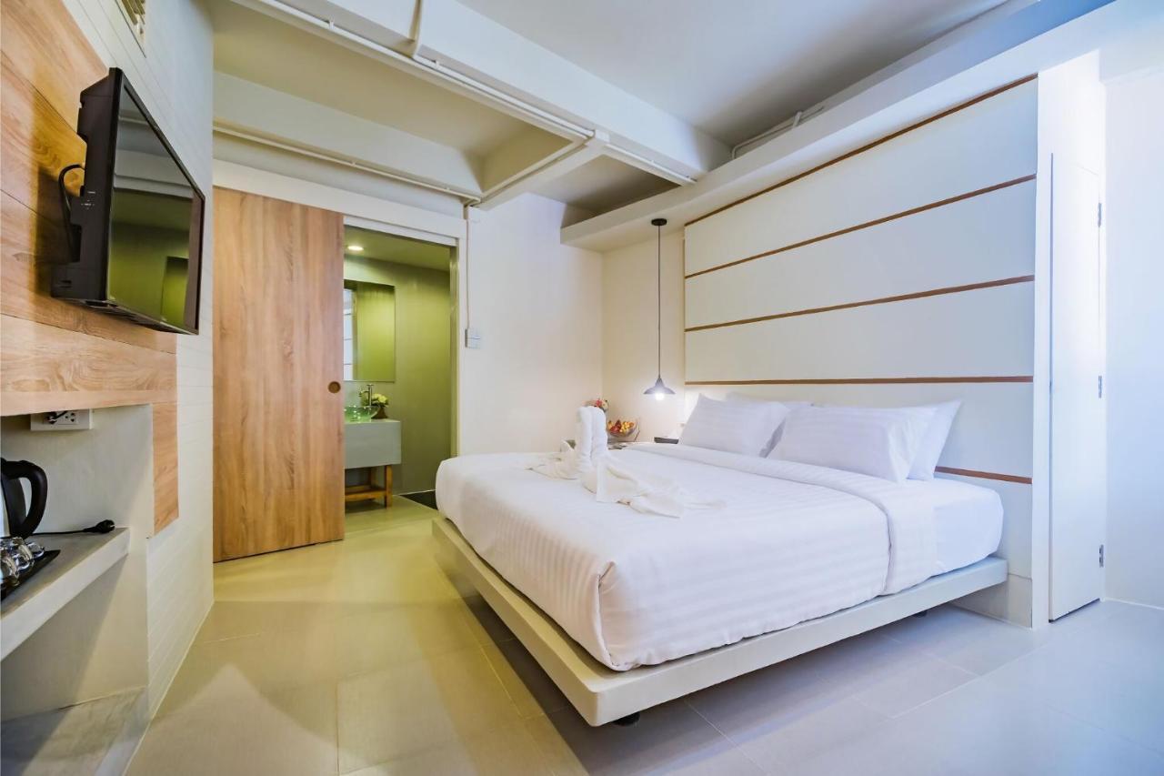 Hotel October Phuket Exterior photo