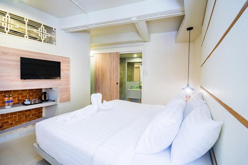 Hotel October Phuket Exterior photo