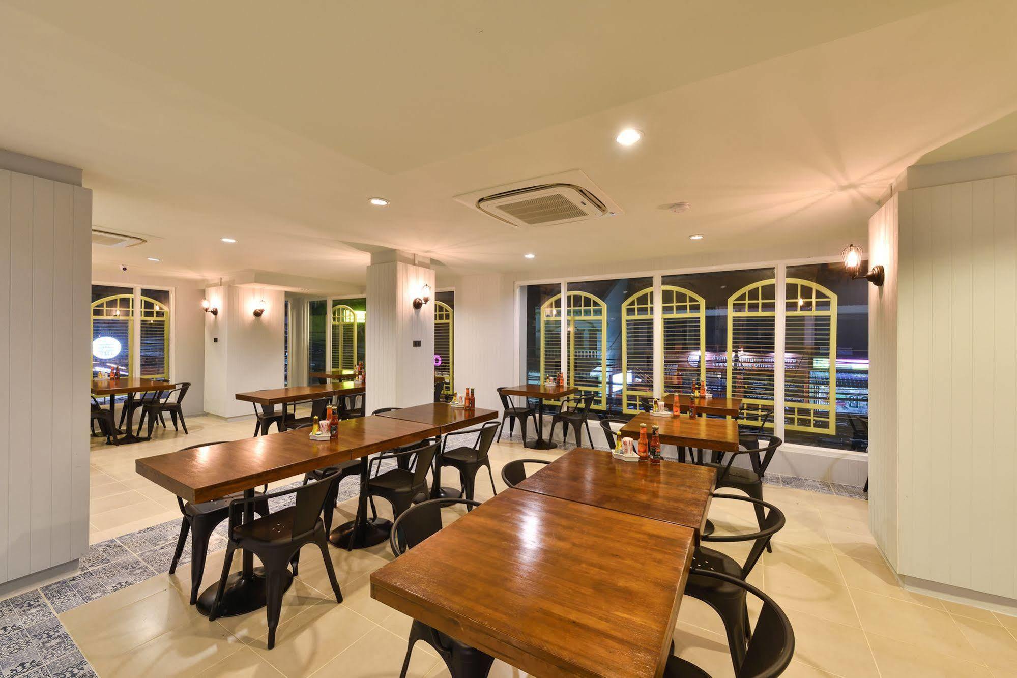 Hotel October Phuket Exterior photo