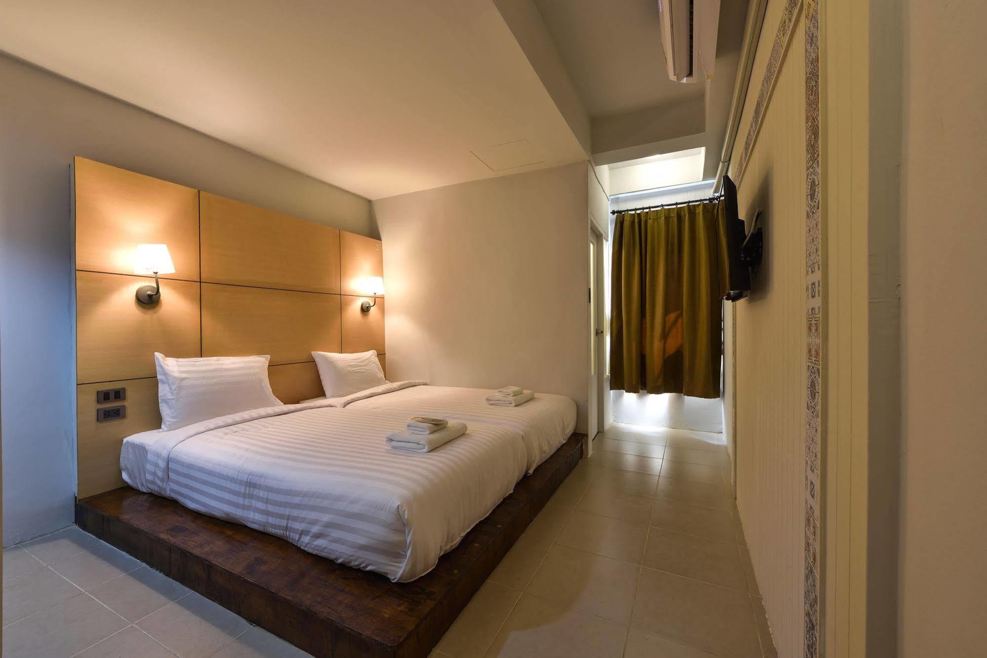 Hotel October Phuket Exterior photo