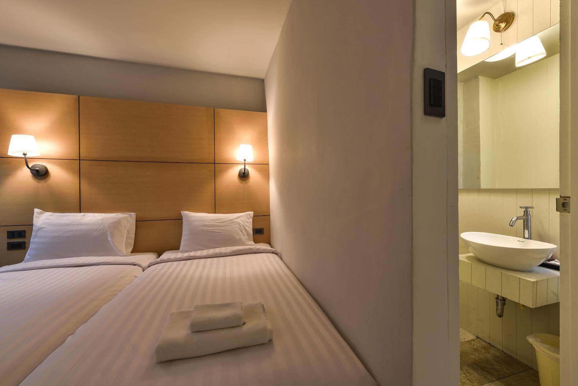 Hotel October Phuket Exterior photo