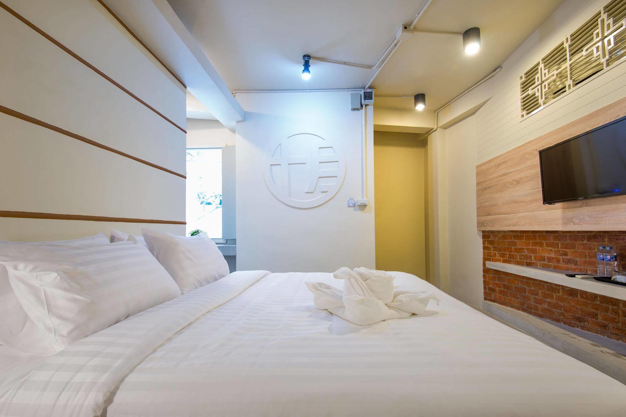 Hotel October Phuket Exterior photo
