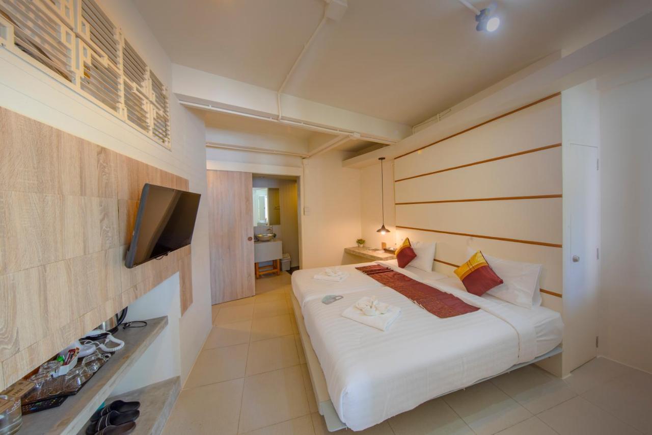 Hotel October Phuket Exterior photo