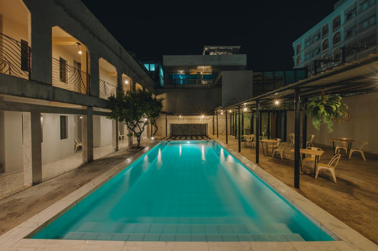 Hotel October Phuket Exterior photo